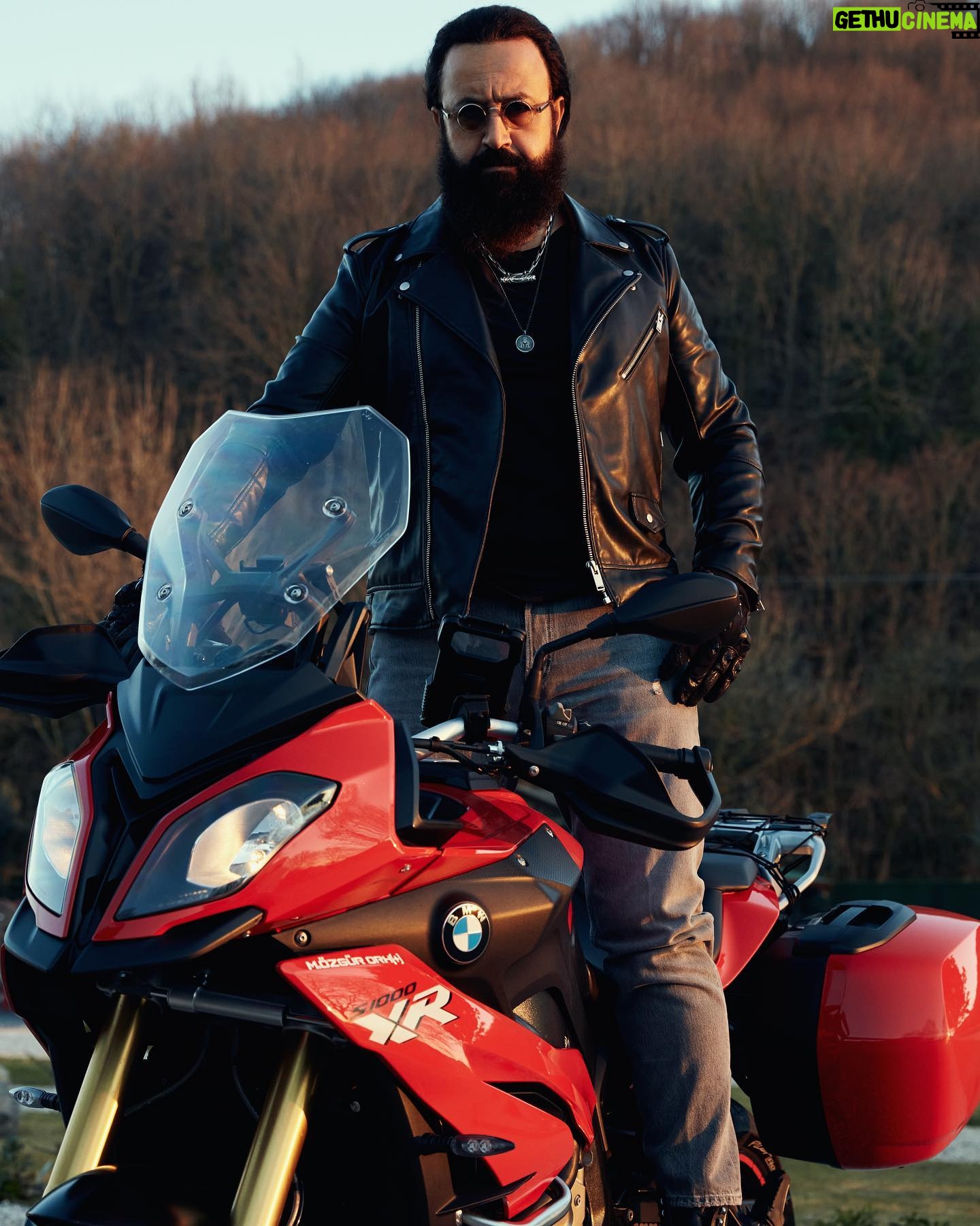 Mehmet Özgür - 8.7K Likes - Var bi bildiğimiz ki söylüyoruz…😘 #magazine #photography #actor #mhmtozgur #bmw #s1000xr #summer #motorcycle #my #way #my #life #retouch #mag #plus
