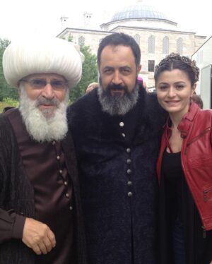 Mehmet Özgür Instagram - Bir muhabbet ki sormayın gitsin,gün gelecek bu an #tbt olacak hem de en şanlısından inanmak gelmiyor içimden,ama öyle anlar var ki ve öyle insanlar dokunmuş ki hayatıma,kelimeleri engin denizlere bedel,nefesleri tatlı meltemlere taş çıkartır,sağımda hayatıma çok büyük dokunmuş bir dev,solumda dünya iyisi @denizcakir , bağışlayın beni hiç paylaşmazdım böyle kıymetli anları ama ne çok ihtiyacım vardı bu gün o anı anmaya ve ne çok özlemişim o sıra dışı anlara şahitlik edişimi,koca usta sesin yüreğimden hiç eksilmedi bil,dünya iyisi kadın güçlü duruşun,oyunculukta varoluşun,unutulacak gibi değil bil,belki bir gün şanlı bir karşılamaya daha şahit oluruz kim bilir...hasret ile... #big #master #actor #and #big #actress #one #upon #a #time #muhtesemyuzyil #tucelkurtiz #denizçakır #mehmetozgur