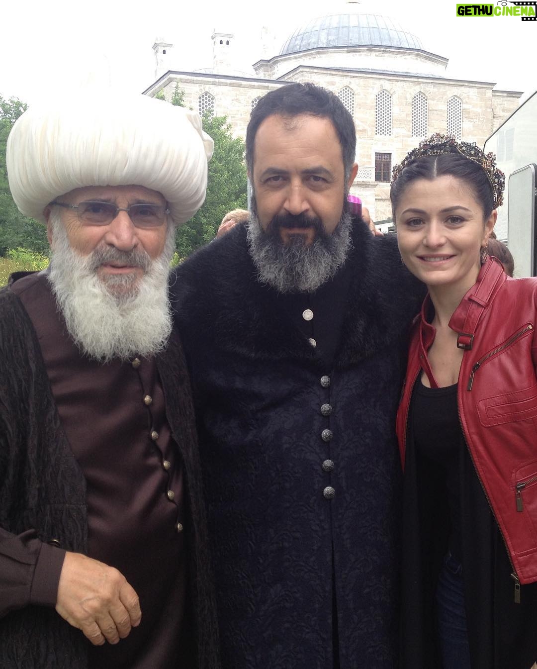 Mehmet Özgür - 11.6K Likes - Bir muhabbet ki sormayın gitsin,gün gelecek bu an #tbt olacak hem de en şanlısından inanmak gelmiyor içimden,ama öyle anlar var ki ve öyle insanlar dokunmuş ki hayatıma,kelimeleri engin denizlere bedel,nefesleri tatlı meltemlere taş çıkartır,sağımda hayatıma çok büyük dokunmuş bir dev,solumda dünya iyisi @denizcakir , bağışlayın beni hiç paylaşmazdım böyle kıymetli anları ama ne çok ihtiyacım vardı bu gün o anı anmaya ve ne çok özlemişim o sıra dışı anlara şahitlik edişimi,koca usta sesin yüreğimden hiç eksilmedi bil,dünya iyisi kadın güçlü duruşun,oyunculukta varoluşun,unutulacak gibi değil bil,belki bir gün şanlı bir karşılamaya daha şahit oluruz kim bilir...hasret ile... #big #master #actor #and #big #actress #one #upon #a #time #muhtesemyuzyil #tucelkurtiz #denizçakır #mehmetozgur
