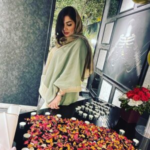 Mehran Ghafourian Instagram - همسر زیبا وقشنگم تولدت مبارک
۲۷اردیبهشت تاریخ طلایی قلب منه♥️
@arezookamanii