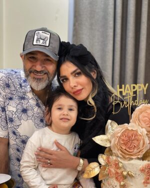 Mehran Ghafourian Instagram - ۲۷ / ۲ / ۱۳۶۵
زادروز زیبایت مبارک عزیز دلم 
عشقم ،. دوستت دارم آرزو❤️
(همسرم در این عکس حجاب دارند و روسری مشکی به صورت پاپیونی به سرشون بسته)🙂🌸🌺☘️
#خانواده_من
@arezoo_ghafourian