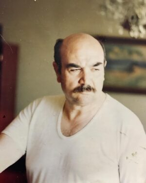 Mehran Ghafourian Instagram - بابا جونم خیلی دلم برات تنگ شده ، میدونم که هوامو داری میدونم که یک روز دوباره میبینمت ،دوستت دارم بابا روز پدر رو بهت تبریک میگم جناب ناخدا خسرو غفوریان ♥️♥️♥️♥️
#روز_پدر  #روزمرد  #خسرو_غفوریان 
#مهران_غفوریان