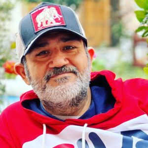 Mehran Ghafourian Instagram - .
سن وسال چیز عجیبیه ، وقتی همه چیز رو تجربه میکنی ، وقتی همه چیز رو یاد میگیری ، وقتی میفهمی که دقیقا باید چه طور زندگی کنی و در چه مسیری مطمعن قدم برداری کسی روی شونه ات میزنه و میگه : بریم …تموم شد. 
(از خدا برای همه عاقبت به خیری میخوام) ♥️
۱۴۰۳/۳/۷