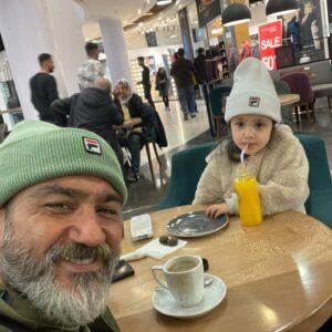 Mehran Ghafourian Instagram - دنیای من♥️🧿♥️🧿زیباترین زندگی من🧿♥️🧿♥️همه هستی پدر……….. هانا