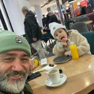 Mehran Ghafourian Instagram - دنیای من♥️🧿♥️🧿زیباترین زندگی من🧿♥️🧿♥️همه هستی پدر……….. هانا