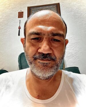 Mehran Ghafourian Instagram - سلام … خدا روشکر میکنم بابت داشتن شما 🤲 شما دوستام همکارام که همه عشقهای من هستین که اینقدر دوستم دارین  که اینقدر نگران سلامتیم بودین که اینقدر خوبید که میگین :خدا دوباره تو رو به ما داد دوستتون دارم و از همه شما ممنونم همه شما که چندین بار به تلفن من زنگ زدید و متاسفانه نتونستم پاسخ بدم میبوسم دست همه شما رو که پشت در بیمارستان بودین که از حال من با خبر شید و متاسفانه به خاطر شرایط خاص من شما رو راه ندادن …دوستتون دارم ♥️♥️♥️♥️ و ممنونم از همه مردمی که اینقدر مهربانانه برای سلامتی من دعا کردن و ممنونم از همسرم ❤️که شبانه روز در حالی که هانا رو هم ترو خشک میکرد سعی میکرد تلفن دوستان منو جواب بده و اونها رو بی خبر نگذاره  و همچنین خانواده همسرم 
ممنونم از همه دوستانم در خارج از ایران که همه۲۴ ساعت پیگیر حال من بودن میبوسم دستاتونو میبوسم قلب مهربونتون رو  و باز هم تشکر میکنم از پروژه هایی که باهاشون قرارداد دارم که همه اونها هم منو تنها نزاشتن و بهم دلگرمی دادن و پشتم بودن(#نیسان_آبی #خاتون  #نوبت_لیلی #پدر_گواردیولا )و ممنونم از پلتفرمهای #فیلیمو و #نماوا »  و تشکر میکنم از صدا وسیما که در اولین ساعات پس از عملم بیمارستان بودن و اطلاع رسانی کردن و همچنین همه کانالهایی که با ز هم برای سلامتی من ابراز نگرانی کردن و همچنین از کادر درمان و پرسنل #بیمارستان_فوق_تخصصی_قلب_جماران. آقایان دکتر صالحی ،خداپرست،شیروانیان،عارفی زاده ،دامن پاک و…. وبرادرم مهدی غفوریان و مادرم♥️ 
نمیدونید چقدر لذت بخشه در یک جدال مرگ و زندگی  زنده بمونی تا ببینی که تنها نبودی در اون جدال و این هممممممممه با تو بودن با همه قلبشون❤️🥲 دوستتون دارم  دوستتون دارم و دوستتون دارم 
مهران غفوریان جمعه/۷/آبان/۱۴۰۰
۲۹/اکتبر/۲۰۲۱  و زندگی من با وجود شما زیبا ادامه دارد.