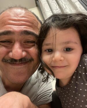 Mehran Ghafourian Instagram - منو دختر 🧿❤️
@arezoo_ghafourian @mitraghafouriann