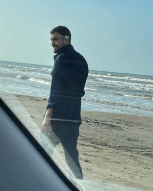 Mehrdad Sedighian Instagram - پیرمرد: آره .. واقعن تو يه آدمی.. فقط يه آدم میتونه انقدر احمق باشه که ندونه وقتی همه چیز نسبیه.. وقتی نه مطمئنه از کجا اومده و نه مطمئنه کجا قراره بره.. وقتی از يک هزارم رمز و راز دنیاى عظیم دور و برش باخبر نیست.. انقدر محكم خودشو باور کنه ،يه سری ساخته های مسخره ی ذهنشو ، مث زمان ،مث واقعیتُ ، باور کنه.. کدوم زمان ؟؟ کدوم واقعیت ؟؟

#زونيافرسكى