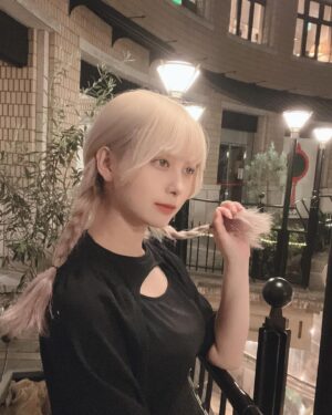 Mei Hashima Instagram - 三つ編み×黒ワンピ=魔女🐈‍⬛🖤