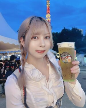Mei Hashima Instagram - ドイツが主役のオクトーバーフェスト今年も来た🇩🇪🍺🏰
1枚目は泡ペロです
 
ドイツ衣装着させてもらったよ〜かわいい？

 #オクトーバーフェスト #オクフェスラブ #octoberfest  #ドイツ #ビール #beer #芝公園  #🇩🇪