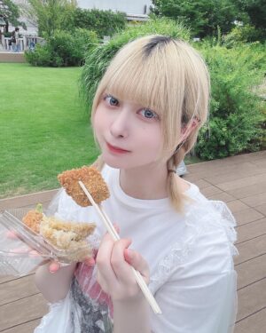 Mei Hashima Instagram - 外で食べると旨み増すってマジ。