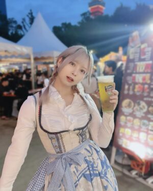 Mei Hashima Instagram - ドイツが主役のオクトーバーフェスト今年も来た🇩🇪🍺🏰
1枚目は泡ペロです
 
ドイツ衣装着させてもらったよ〜かわいい？

 #オクトーバーフェスト #オクフェスラブ #octoberfest  #ドイツ #ビール #beer #芝公園  #🇩🇪