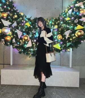 Mei Hashima Instagram - 染めて切った！

今年も切りおさめはあつき氏。

 #ヘアスタイル #ヘアカット #ヘアセット  #ウルフカット  #ロングウルフ  #アッシュグレー #美容院 #ファッション #自撮り #idol #レイヤー #レイヤーカット