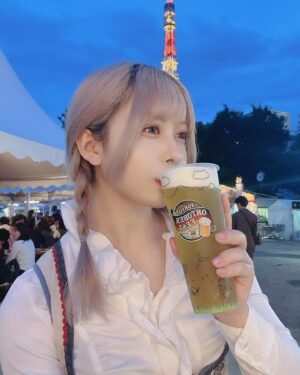 Mei Hashima Instagram - ドイツが主役のオクトーバーフェスト今年も来た🇩🇪🍺🏰
1枚目は泡ペロです
 
ドイツ衣装着させてもらったよ〜かわいい？

 #オクトーバーフェスト #オクフェスラブ #octoberfest  #ドイツ #ビール #beer #芝公園  #🇩🇪