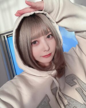 Mei Hashima Instagram - いきてるよ

 #ヘアカラー #ヘアセット #自撮り #ハイトーン #グレー #idol