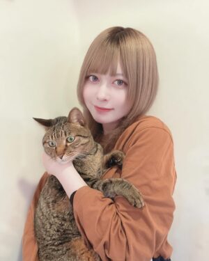 Mei Hashima Instagram - 🐲🐲🐲

あけましておめでとうございます。

昨年は私にとって何かをやり遂げる年だったなと思います。
今年は新たな変化がやって来る年になる予感…

精一杯頑張って達成感のある1年にしていきたいと思います👊
今年もよろしくお願いします。

(年男？のりゅうくんと🐱)

 #辰年 #新年 #猫 #happynewyear  #idol