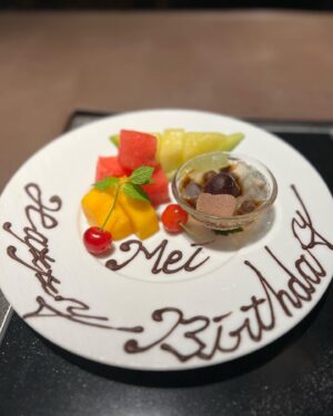 Mei Hashima Instagram - 5.25誕生日を迎えました。
舁夫さん達からの沢山のメッセージ、いろんな友達からのサプライズお祝いをして貰えてとても幸せです🥲

PS：誕生日前日に髪を切りました。むっちゃ良い感じにしてもらいました✌️