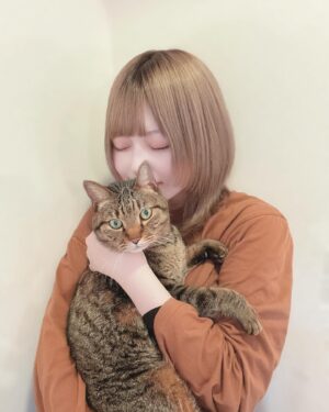 Mei Hashima Instagram - 🐲🐲🐲

あけましておめでとうございます。

昨年は私にとって何かをやり遂げる年だったなと思います。
今年は新たな変化がやって来る年になる予感…

精一杯頑張って達成感のある1年にしていきたいと思います👊
今年もよろしくお願いします。

(年男？のりゅうくんと🐱)

 #辰年 #新年 #猫 #happynewyear  #idol