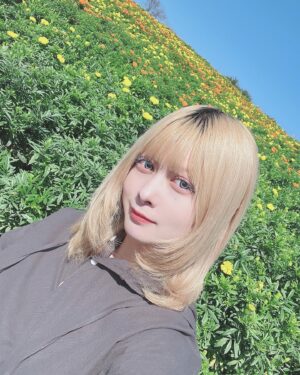 Mei Hashima Instagram - 生命力高めの場所へ久々に行ってきた。

 #ドイツ村 #東京ドイツ村 #お花 #お花畑 #秋 #自撮り #金髪 #ハイトーン