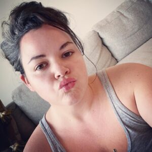 Melanie Field Instagram - Not ashamed* to admit I put on lip gloss to watch Selling Sunset. 

*deeply ashamed.

#tbt (when makeup was a thing)