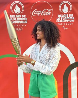 Mélanie Odules Instagram - Je suis honorée de porter la flamme olympique mercredi pour les JO ! 🤍
•
Un moment inoubliable qui symbolise l’unité et l’esprit sportif 🏅
•
Merci @cocacolareunion pour cette opportunité 🙏🏽