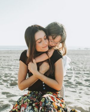 Melanie Papalia Instagram - Noah’s school had a little fundraiser and we got some cute family shots out of it♥️💙💜💗