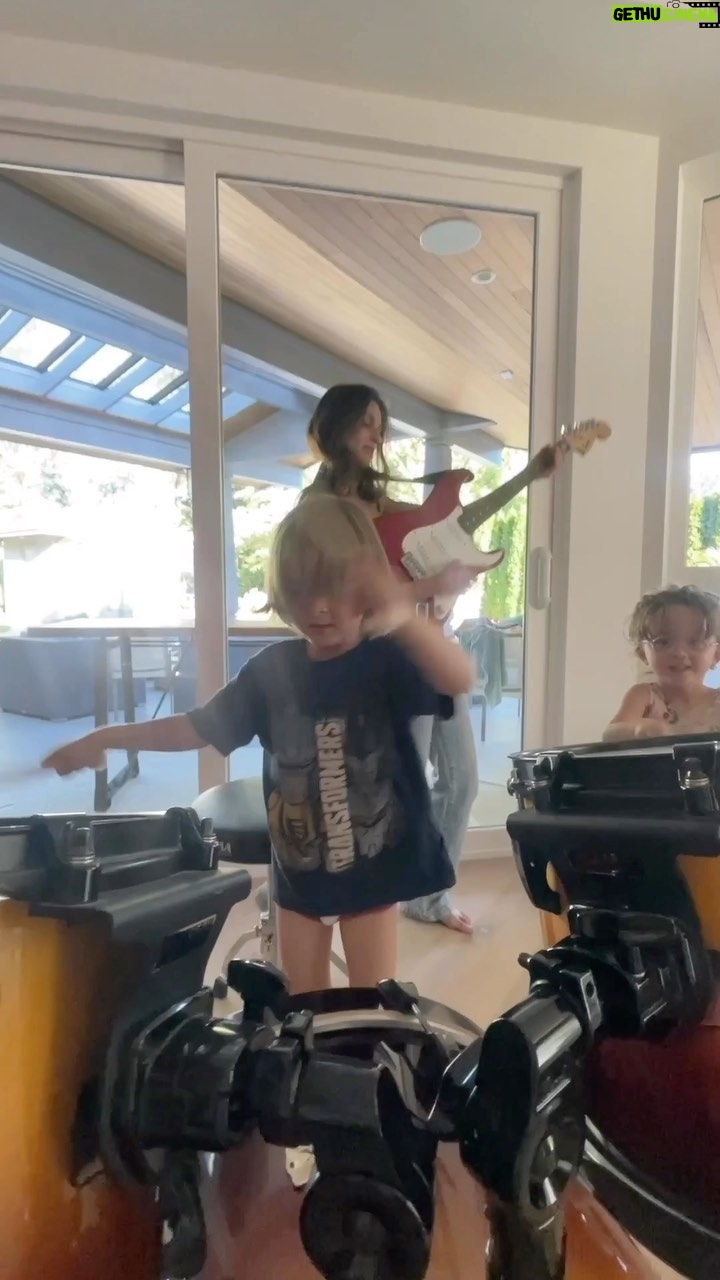 Melanie Papalia - 435 Likes - It’s never too late to join a band #RainbowUnicorns 🌈🦄