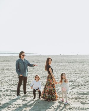 Melanie Papalia Instagram - Noah’s school had a little fundraiser and we got some cute family shots out of it♥️💙💜💗