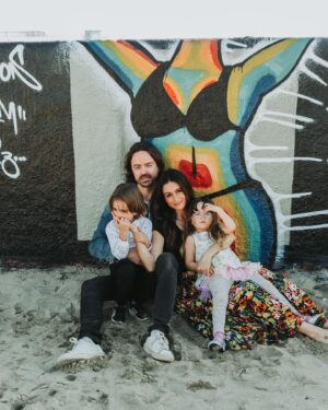 Melanie Papalia Instagram - Noah’s school had a little fundraiser and we got some cute family shots out of it♥️💙💜💗