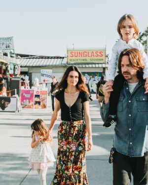 Melanie Papalia Instagram - Noah’s school had a little fundraiser and we got some cute family shots out of it♥️💙💜💗
