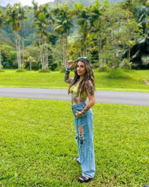 Melanie Posner Instagram - Spot the 2 hearts, 3 if you count mine ✨

I’m full of so much gratitude that I finally got to experience the beauty that is Hawaii. My soul needed a reset and it did in the most perfect place 🤍