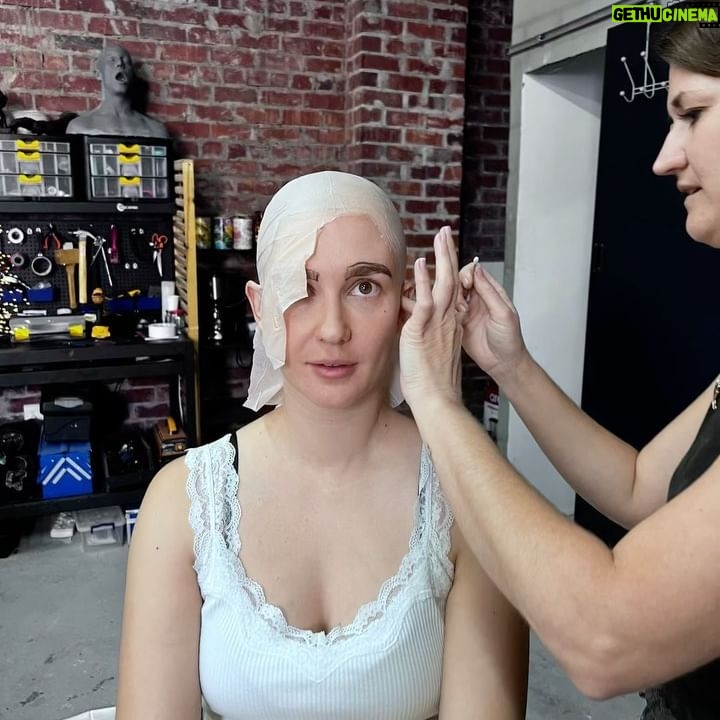 Melanie Scrofano - 11.9K Likes - Join us for a spa day, Clickbait Unfollowed style!
#clickbaitunfollowed @blueicepictures @blueiceafrica @tubi @katbarrell