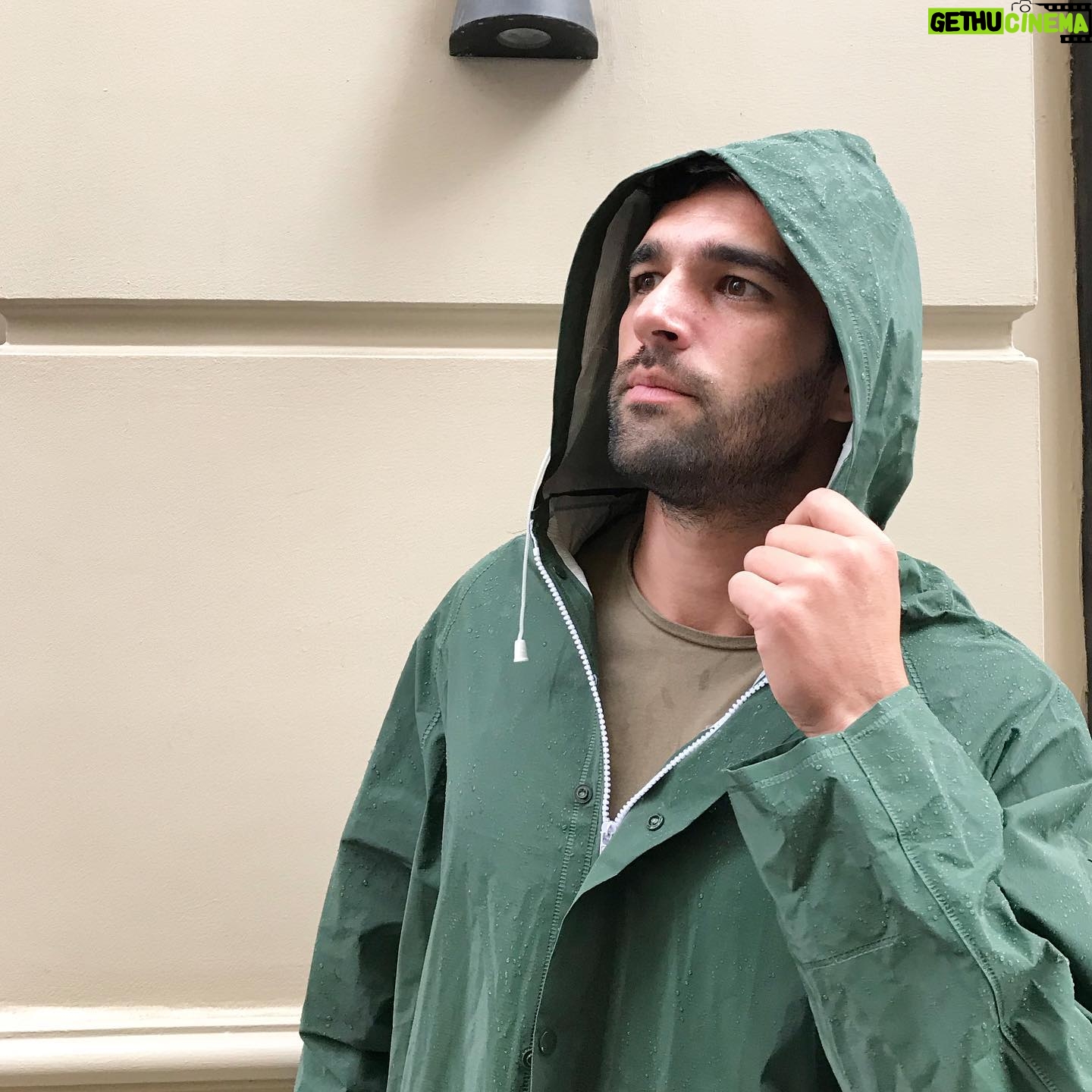 Melih Özkaya - 7.8K Likes - 🌧 Taksi beklerken ben 😉