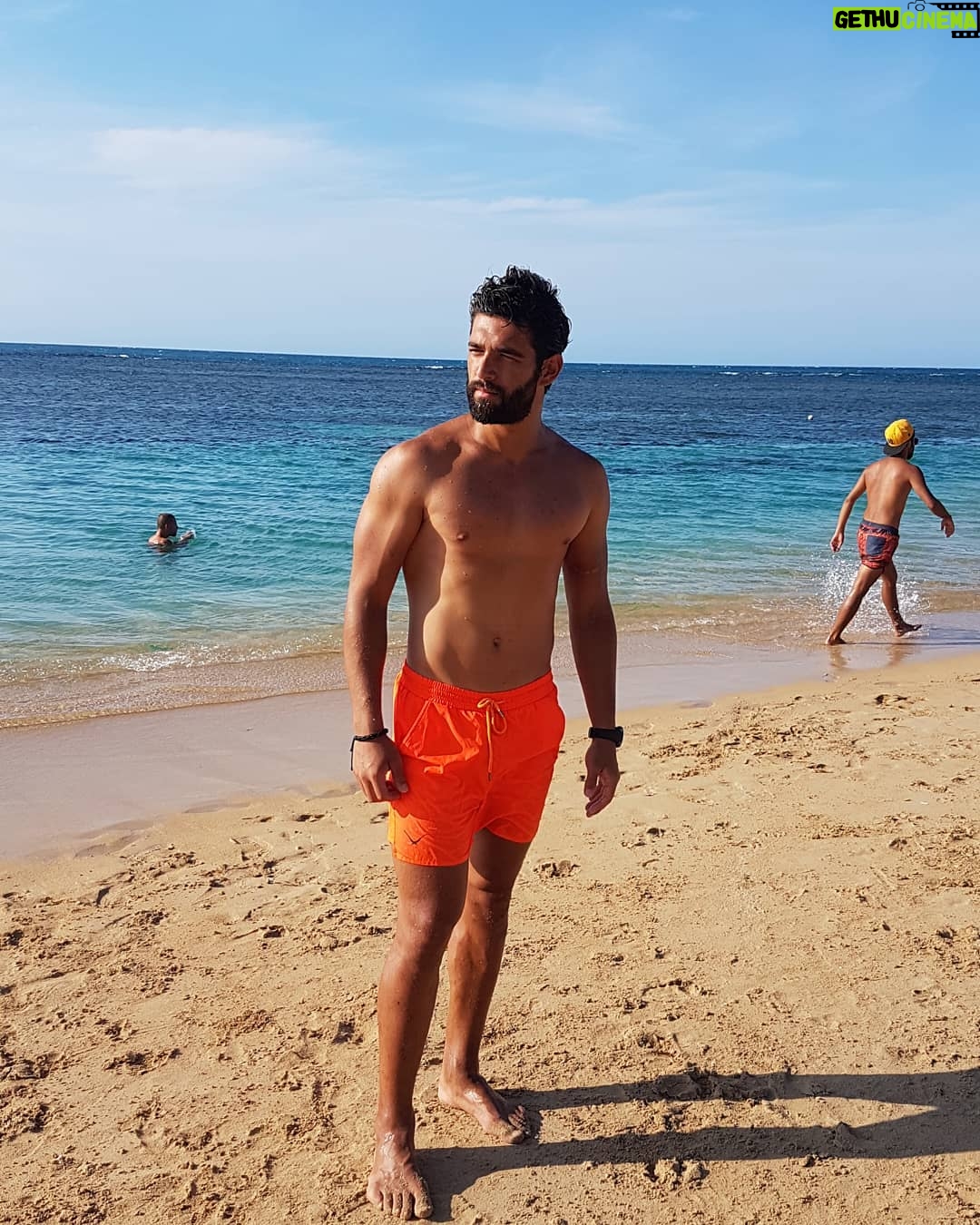 Melih Özkaya - 7.8K Likes - Merak edenler için; yarışmaya 94 kiloyla girdim yaklaşık 5 hafta sonra sakatlanıp çıktığımda 84 kiloya düşmüştüm. Şuanda 90 kiloyum. En kısa sürede spora başlayıp eskisindende iyi forma gireceğim. Dipnot: yanımda başka deniz şortu yok 😂