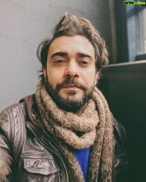 Melih Selçuk Instagram - Before? After? Bugün kuaföre doğru yürürken bir kadın yolda durdurup “saçlarınız çok güzel” deyip gitti. Biz erkekler iltifata pek alışkın değiliz ya, az kalsın kesmekten vazgeciyordum 😅
