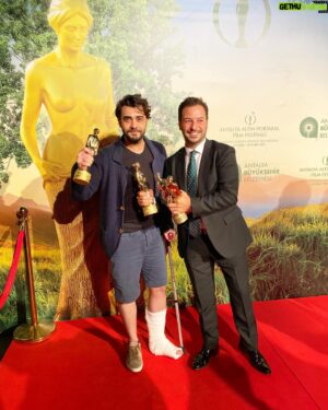 Melih Selçuk Instagram - En iyi kurgu, en iyi senaryo ve en iyi film bizim 🎉 #okultraşı @antalyaff