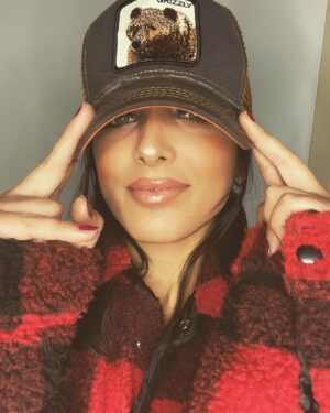 Melike Emiroğlu Instagram - Weekend mode😜❤️ #weekendmood 
#strangerthingspullandbear 
#husbandcollection
#makeup
#makeupdaily 
#lifestyle