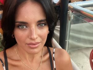 Melike Emiroğlu Instagram - Senenin her günü çok değerli çok kıymetli, benim canım ailem, benim canım sevdiklerim hepinize sağlıklı mutlu,huzurlu,güzel anılarla dolu bir yıl diliyorum❤️
Dogum gunume ait senenin en güzel kareleriyle totem yaptım dahası sağlik mutlulukla gelsin be🎁 @onr_yk 

#happynewyear