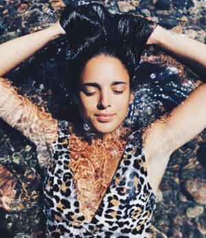 Melike Emiroğlu Instagram - 🖤🌊
Photo by @seamuft 
#summertime