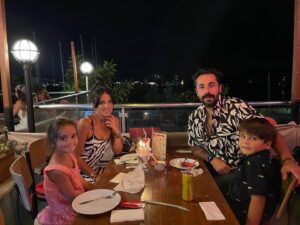 Melike Emiroğlu Instagram - Senenin her günü çok değerli çok kıymetli, benim canım ailem, benim canım sevdiklerim hepinize sağlıklı mutlu,huzurlu,güzel anılarla dolu bir yıl diliyorum❤️
Dogum gunume ait senenin en güzel kareleriyle totem yaptım dahası sağlik mutlulukla gelsin be🎁 @onr_yk 

#happynewyear