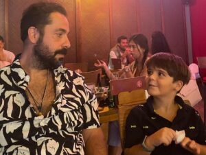 Melike Emiroğlu Instagram - Senenin her günü çok değerli çok kıymetli, benim canım ailem, benim canım sevdiklerim hepinize sağlıklı mutlu,huzurlu,güzel anılarla dolu bir yıl diliyorum❤️
Dogum gunume ait senenin en güzel kareleriyle totem yaptım dahası sağlik mutlulukla gelsin be🎁 @onr_yk 

#happynewyear