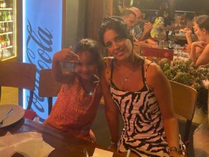 Melike Emiroğlu Instagram - Senenin her günü çok değerli çok kıymetli, benim canım ailem, benim canım sevdiklerim hepinize sağlıklı mutlu,huzurlu,güzel anılarla dolu bir yıl diliyorum❤️
Dogum gunume ait senenin en güzel kareleriyle totem yaptım dahası sağlik mutlulukla gelsin be🎁 @onr_yk 

#happynewyear