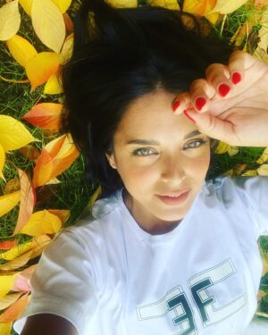 Melike Emiroğlu Instagram - 🍂 sonbahar değil,sonumuz bahar olsun 💋 M.Y 
Photo by canım sister’M : @minesaracoglu
