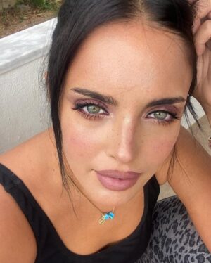 Melike Emiroğlu Instagram - 🍀🪽 

Saç : @yunoongenc 👏🏼
Makyaj : @beautystorebodrum 

#makeupbodrum #hairdesingerbodrum 
#yalikavak