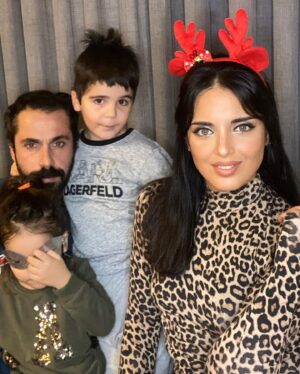 Melike Emiroğlu Instagram - ❤️ Emeklerimizin,dileklerimizin,yüreğimizin karşılığını aldığımız,sağlık dolu,mutluluk dolu,huzurlu sıcacık bol güzel anıların biriktiği bir yıl olsun..
Sevdiklerimiz yanımızda,işlerimiz yolunda ve kolaylıkla olsun..
Kavuşamayanlar kavuşsun,Aşkı arayan bulsun çok sevilin çok sevin inşallah❤️
Yanimda olan canim ailem,yanimda olan canim dostlarim,arkadaslarim,sevdiklerim,beni seven herkes iyi ki varsiniz hep varolun hep iyi olun Mutlu Yıllar💋

Süpriz sonlu 💃🏾