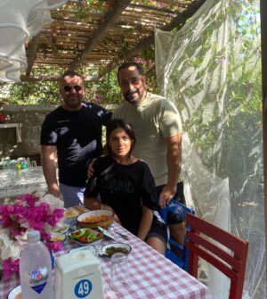 Melike Emiroğlu Instagram - Merhaba 39❤️ saglikla,huzurla,mutlulukla gel🪽
Başta tüm ailem,sevdiklerim,dostlarım,kardeslerim iyi ki varsınız..🫶🏼

Çok şanslıyım çok 🍀

Mekanında bana bu dogum gununu organize eden canim abim @asmalicardak ve canım beyim @onr_yk ayrica tesekkurler 🥰

İlk pastam menemen banada bu yakisirdi çünkü neden olmasin😂🫶🏼