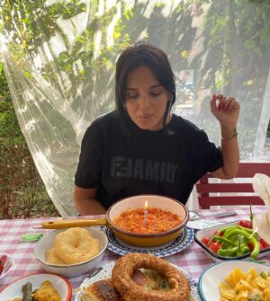 Melike Emiroğlu Instagram - Merhaba 39❤️ saglikla,huzurla,mutlulukla gel🪽
Başta tüm ailem,sevdiklerim,dostlarım,kardeslerim iyi ki varsınız..🫶🏼

Çok şanslıyım çok 🍀

Mekanında bana bu dogum gununu organize eden canim abim @asmalicardak ve canım beyim @onr_yk ayrica tesekkurler 🥰

İlk pastam menemen banada bu yakisirdi çünkü neden olmasin😂🫶🏼