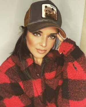 Melike Emiroğlu Instagram - Weekend mode😜❤️ #weekendmood 
#strangerthingspullandbear 
#husbandcollection
#makeup
#makeupdaily 
#lifestyle