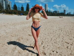 Melina Vidler Instagram - Can confirm floppy hat was a bad idea 🌬