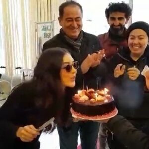 Melisa Seda Instagram - İyiki doğmuşum ben!  24 yıl önce kendi hikayemin başrolüne başladığım gün bugün. Şimdi ise oynadığım filmde başrolken kutladığım Doğum günüm. Şu set sürecinde o kadar çok şey öğrendim ki. Hayat tecrübeden ibaretmiş gerçekten. Öncelikle annem @gulerseda26 ya beni doğurduğu ve böyle yetiştirdiği için teşekkür ederim. Ve babacım @sadiseda iyiki benim babamsın. Ablam canım kanım @mervelices olmazsa olmazım dert ortağım sırdaşım. Ve @adacinar.26 o benim küçük göz bebeğim teyzesinin birtanesi. Gelelim bizim deli set ekibine. Başta @esma_sevik olmak üzere çok çektiniz beni yahu:) en çok çeken @cekenadam oldu isminden de belli olduğu gibi(!) :) @deniz_basak_utku canım hocam hayallerime yaklaştıran kadın iyiki varsın sen. Rol arkadaşlarım ve hocalarım @byzisyem @zaferkora @erdalayna.officiall @muharremfindicak @nevinefe , beni çökerten makyaj yapan @bade82 , fotoğraflarımı çekip çekip bana atan @malitanis @hatefnobari2 @baris.zengn e , üşümeyim diye her arada üstüme bir şey örtmeye çalışan @nilsukayaa , ses ve mikrofonla sorun yaşadığımda yüzünü asan @omerrdogu10 , canım promuz @cih.guv , uygulamalı yapımcı :) Engin beye ve set ekibimizden @setikuranadam @guven__kaya @cemsantasss veeee daha ismini sayamadığım onca ekip arkadaşlarıma çok ama çok teşekkür ediyorum. Hakkınızı helal edin. Sizi çok ama çok seviyorum. Büyük ailem ❤️